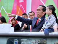 Saat Jokowi Momong Jan Ethes di Opening Asian Para Games