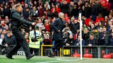 Pendukung Manchester United menyorot tajam langkah Jose Mourinho yang beranjak dari bangku cadangan ke ruang ganti sesaat setelah peluit tanda babak pertama berakhir. (REUTERS/Phil Noble).
