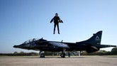Richard Browning, Kepala Uji Pilot dan CEO Gravity Industries, memakai Jet Suit dan terbang selama penerbangan demonstrasi. (REUTERS/Chris Radburn)