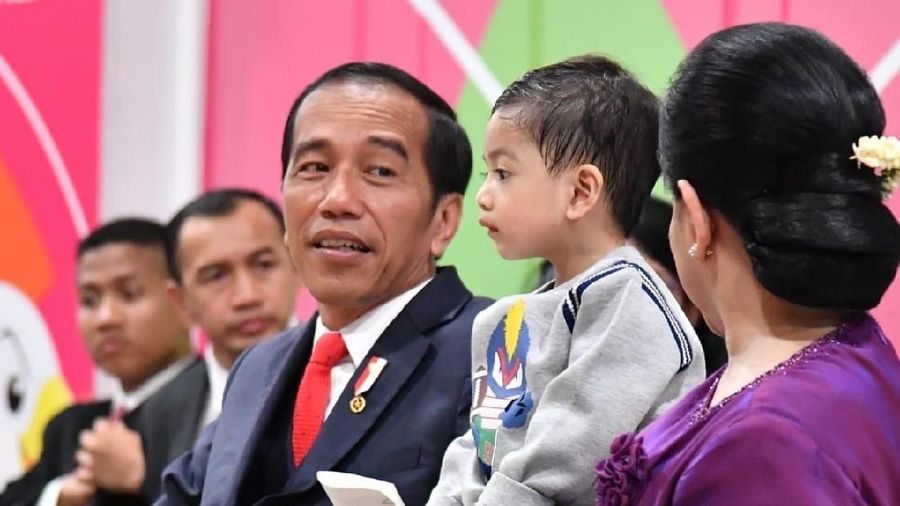 Cucu Presiden Joko Widodo, Jan Ethes, lagi-lagi mencuri perhatian. Tingkahnya yang lucu dan menggemaskan jadi perhatian selama malam opening Asian Para Games