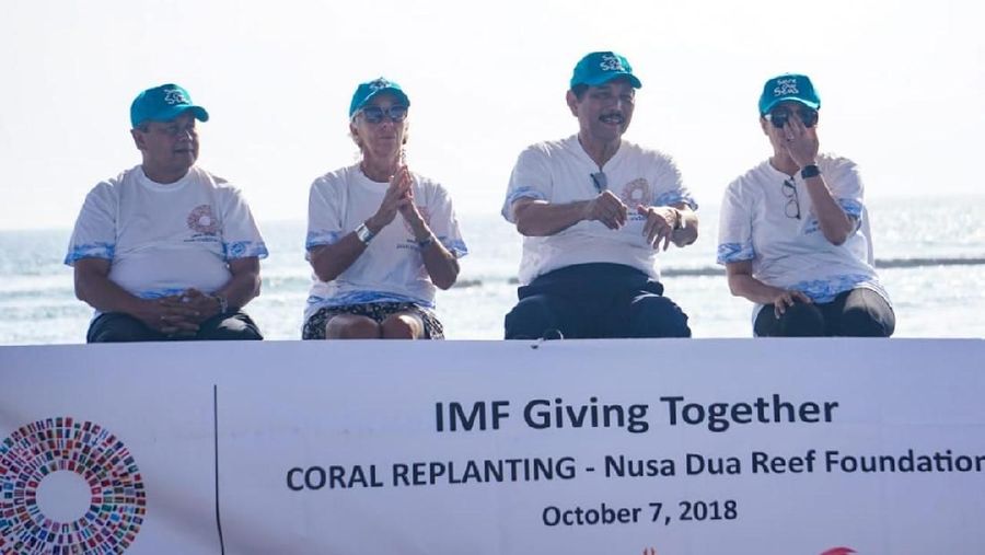 Panitia IMF-World Bank Annual Meeting hari ini gelar aksi tanam terumbu karang. Tampak hadir Gubernur BI, Menteri Keuangan Sri Mulyani,dan Bos IMF. 