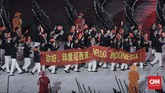 De file kontingen China saat upacara pembukaan Asian Para Games 2018. Kontingen China membawa spanduk menyambut penonton Indonesia. (CNN Indonesia/ Hesti Rika)