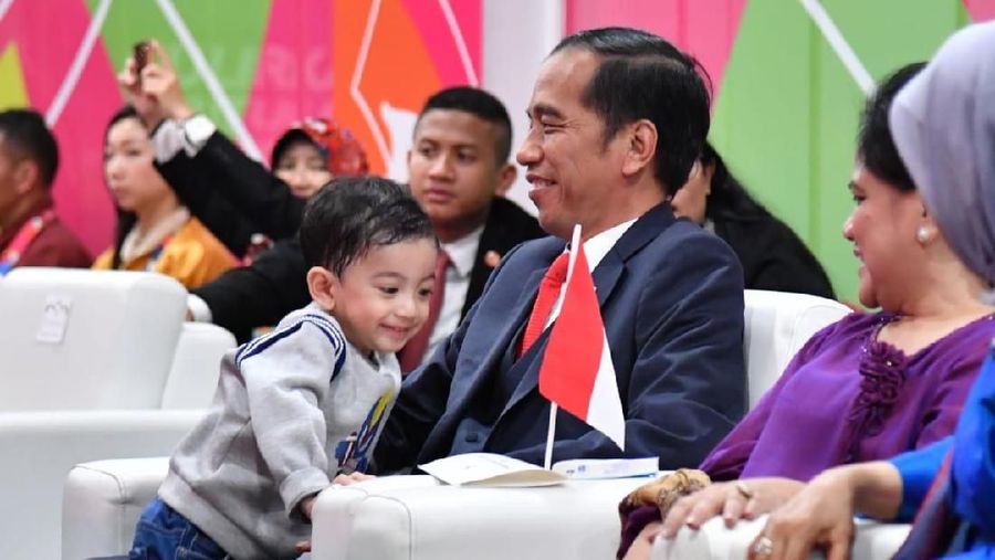 Cucu Presiden Joko Widodo, Jan Ethes, lagi-lagi mencuri perhatian. Tingkahnya yang lucu dan menggemaskan jadi perhatian selama malam opening Asian Para Games