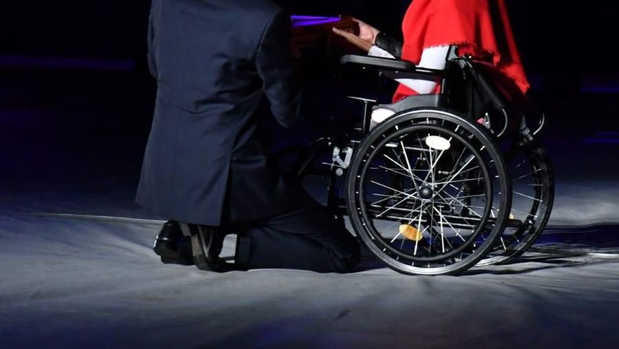 Pada Sabtu malam (6/10/2018), Presiden Joko Widodo membuka event Asian Para Games 2018 dengan tidak biasa, yakni dengan memanah seperti Arjuna.