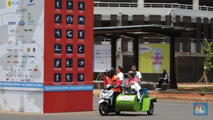 Kendaraan roda dua para ojek disabilitas telah dimodifikasi dengan roda tambahan dibagian belakangnya dan ada juga yang ditambahkan sespan.