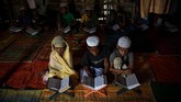 Larangan ini diberikan karena mendirikan sekolah formal dianggap sebagai sebuah institusi permanen (AFP PHOTO / CHANDAN KHANNA)