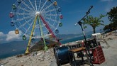 Kawasan yang dulunya ramai pengunjung kini bak kota mati. Puluhan ribu warga Palu dan Donggala memilih tinggal di pengungsian karena gempa susulan terus mengguncang. (AFP PHOTO / BAY ISMOYO)
