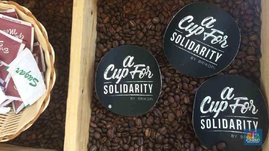 Antrean terlihat di depan sebuah booth kopi di area Uluwatu Lobby, Bali Nusa Dua Convention Center (BNDCC), Senin (8/10/2018).