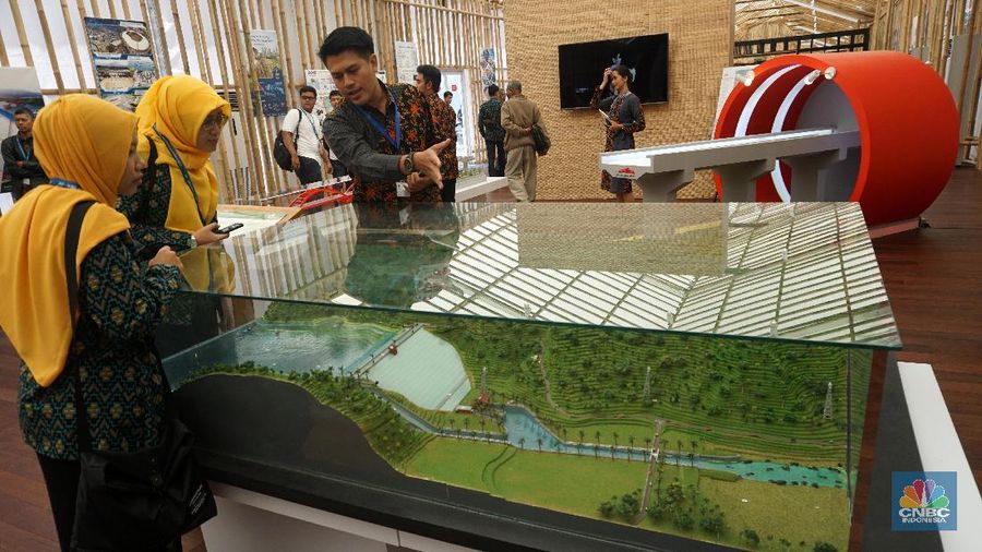 Kerajinan tangan hingga seni hasil kekayaan Indonesia juga dipamerkan di ajang pertemuan internasional tersebut