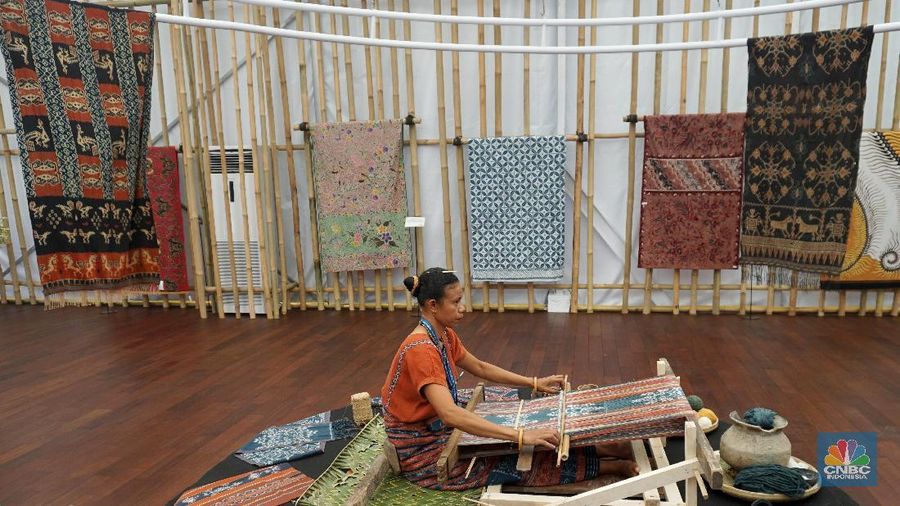 When some visitors came to watch, he offered a small blank fabric so they could join him for batik painting.