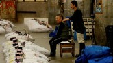 Tak cuma itu, Pasar Tsukiji juga menjadi salah satu daya tarik pelancong mancanegara yang bertandang ke Jepang. (REUTERS/Kim Kyung-Hoon)