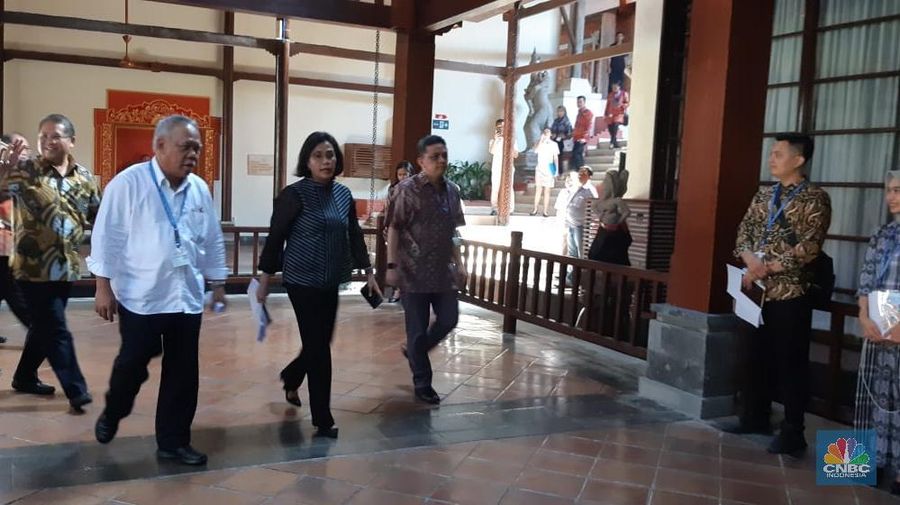 Jokowi menjelaskan investasi yang dilakukan pemerintah adalah pada perbaikan dan peningkatan infrastruktur.