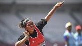 Suparniyati juga berhasil meraih medali emas tolak peluru F50 dengan hasil tolakan 10,75 meter. (ANTARA FOTO/Dhemas Reviyanto/kye/18)