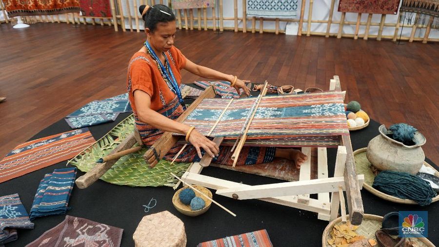 Kerajinan tangan hingga seni hasil kekayaan Indonesia juga dipamerkan di ajang pertemuan internasional tersebut