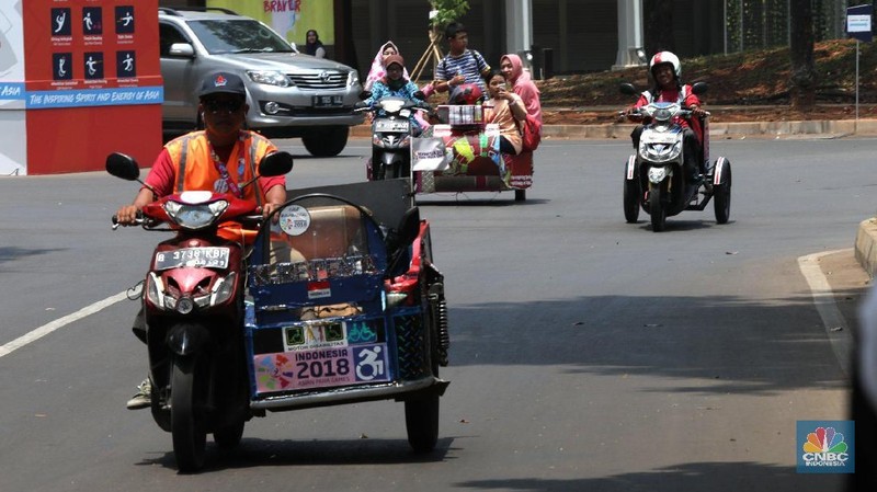 Kendaraan roda dua para ojek disabilitas telah dimodifikasi dengan roda tambahan dibagian belakangnya dan ada juga yang ditambahkan sespan.