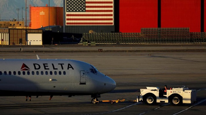 FILE PHOTO: A Delta Airlines flight is pushed put of its gate at the airport in Salt Lake City, Utah, U.S., January 12, 2018. REUTERS/Mike Blake/File Photo GLOBAL BUSINESS WEEK AHEAD