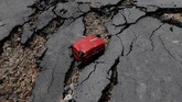 Infrastruktur di Palu hancur sehingga mobilisasi warga terganggu. Hal ini diperparah dengan langkanya bahan bakar minyak. (REUTERS/Beawiharta)