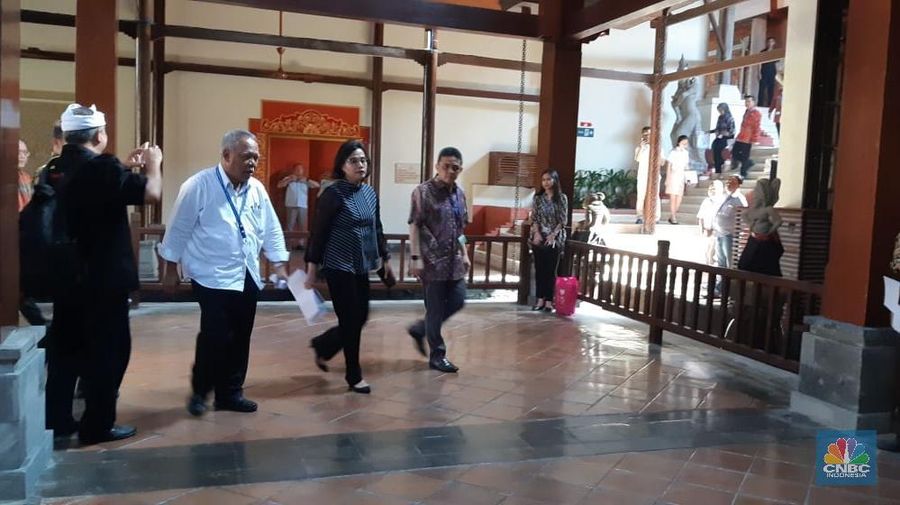 Menteri Keuangan Sri Mulyani Indrawati mengungkapkan pelamahan nilai tukar rupiah terhadap dolar AS dipicu faktor ekonomi global di AS.