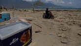 Kehidupan ekonomi juga lumpuh di Palu dan Donggala juga lumpuh. Hari-hari pertama bencana gempa, isu penjarahan mengemuka. Bukan hanya menyasar kebutuhan pokok tapi juga barang-barang lain. (REUTERS/Beawiharta)
