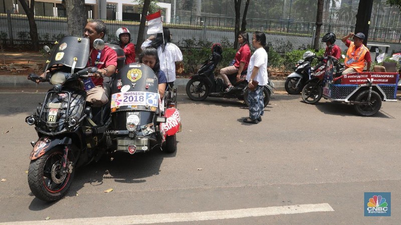 Kendaraan roda dua para ojek disabilitas telah dimodifikasi dengan roda tambahan dibagian belakangnya dan ada juga yang ditambahkan sespan.