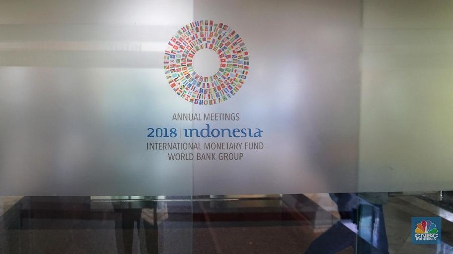 Dana Moneter Internasional (IMF) menurunkan proyeksi pertumbuhan ekonomi tahun ini dan tahun depan menjadi 3,7%