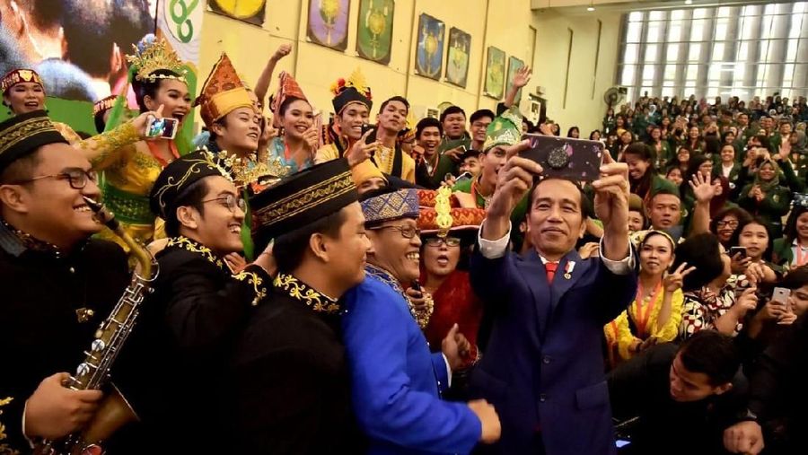 Pendidikan tinggi tidak hanya bertanggung jawab mencetak lulusan yang menguasai ilmu pengetahuan dan teknologi.