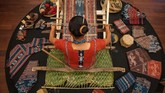 Sebanyak 150 UMKM dari 64 kabupaten/kota di seluruh Indonesia menampilkan hasil kerajinan mereka.(ANTARA FOTO/Afriadi Hikmal)