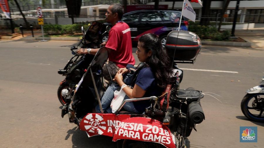 Kendaraan roda dua para ojek disabilitas telah dimodifikasi dengan roda tambahan dibagian belakangnya dan ada juga yang ditambahkan sespan.