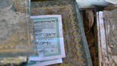 Korban yang tewas dimakamkan secara massal. Pemerintah daerah setempat menyediakan area khusus untuk memakamkan para korban. (AFP PHOTO / ADEK BERRY)