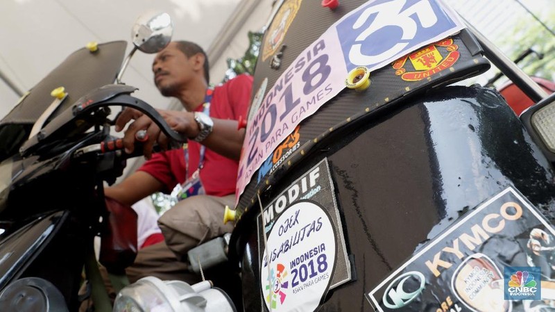 Kendaraan roda dua para ojek disabilitas telah dimodifikasi dengan roda tambahan dibagian belakangnya dan ada juga yang ditambahkan sespan.