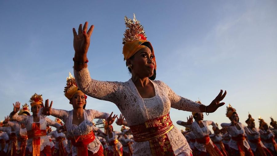 Around two thousand Balinese Hindu women perform the Tenun dance in an attempt to break an Indonesian record at the closing ceremony of the Petitenget Festival, Bali, Indonesia, September 16 2018. REUTERS/Nyimas Laula