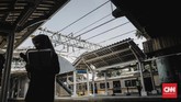 Calon penumpang mulai mengikuti uji coba fasilitas baru Stasiun Cakung, Jakarta, Selasa, 9 Oktober 2018. (CNN Indonesia/Adhi Wicaksono)