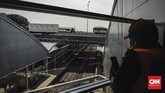 Stasiun Cakung memiliki fasilitas transaksi tiket dan penempatan 9 unit gate elektronik pada lantai atas. (CNN Indonesia/Adhi Wicaksono)