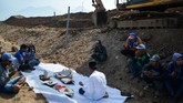 Warga dan pekerja menggelar doa bersama saat mengerjakan penguatan dan perbaikan tanggul penahan lumpur Porong yang ambles di titik 67 Gempol Sari, Tanggulangin, Sidoarjo, Jawa Timur, Selasa (9/10). (ANTARA FOTO/Umarul Faruq)