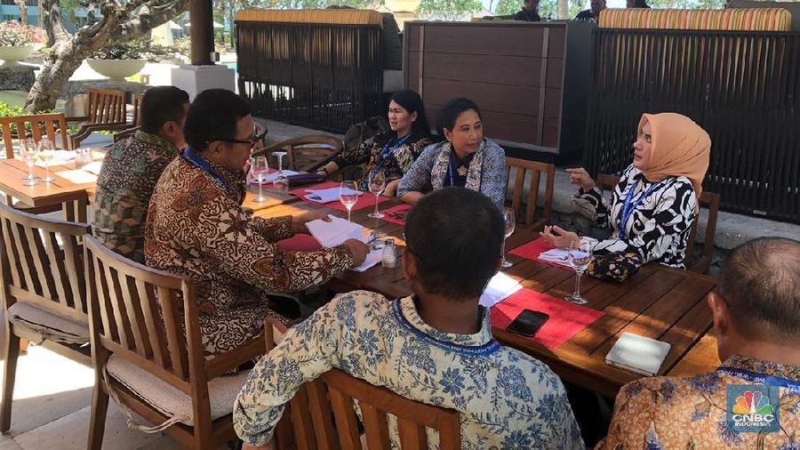 Menteri Badan Usaha Milik Negara (BUMN) Rini Soemarno tidak ragu pelemahan rupiah bisa menjadi momentum untuk meningkatkan investasi