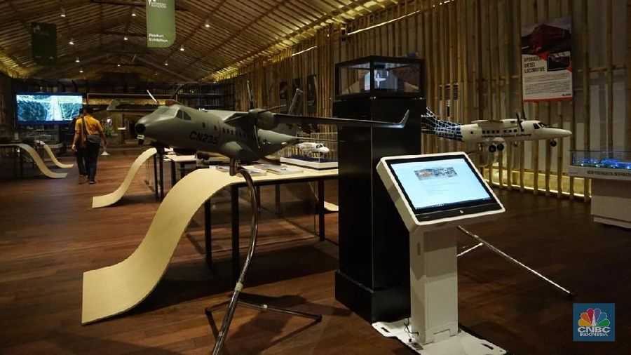 In between their tight schedules and meeting after meeting, the domestic and foreign delegates took time to visit Indonesia Pavilion.