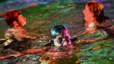 Seniman Swiss, Pipilotti Rist bekerja sama dengan World Wide Fund for Nature (WWF) mengadakan aksi protes melawan kerusakan karang pada 7 Oktober lalu dengan cara yang unik. (AFP PHOTO / Fabrice COFFRINI)