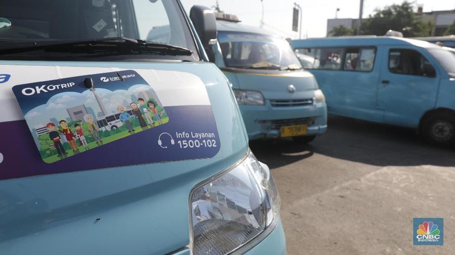 Penumpang menunjukan Kartu Ok Otrip di terminal Kampung Melayu, Jakarta, Selasa (9/10).
Gubernur DKI Jakarta Anies Baswedan resmi mengganti nama program OK Otrip dengan nama Jak Lingko, menurut petugas dilokasi program ujicoba masih di perpanjang hingga akhir Oktober 2018. (CNBC Indonesia/Muhammad Sabki)