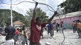 People stand outside their home after it was damaged in an earthquake, that hit northern Haiti late on Saturday, in Port-de-Paix, Haiti, October 8, 2018. REUTERS/Ricardo Rojas