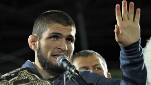 Bayarkan Denda Teman, Khabib Dipuji Juara Kelas Berat UFC