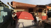 Merasa tak aman berada di dalam bangunan akibat kerusakan pascagempa, warga mendirikan tenda untuk tempat tinggal sementara (REUTERS/Ricardo Rojas)
