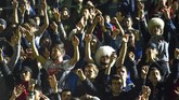 Ribuan suporter Khabib Nurmagomedov antusias memenuhi Anzhi Stadium untuk menyambut kedatangan sang juara dunia kelas ringan UFC di Dagestan, Senin (8/9). (AFP PHOTO / Vasily MAXIMOV)