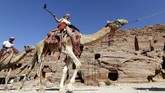 Turis berfoto di atas unta yang bisa disewa untuk berkeliling di Taman Arkeologi Petra. Objek wisata di Petra bakal bertambah, setelah Museum Petra direncanakan dibuka pada awal tahun 2019.