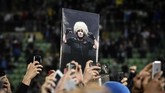 Laga Khabib Nurmagomedov lawan Conor McGregor jadi topik perbincangan utama di dunia olahraga pada akhir pekan lalu. Kemenangan Khabib dan insiden setelah pertandingan jadi perbincangan banyak orang dengan beragam pro dan kontra. (AFP PHOTO / Vasily MAXIMOV)