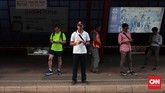 Halte Bus di area GBK terlihat sepi dari penonton. Pada hari pertandingan keempat Asian Paragames masih belum terlihat animo masyarakat untuk mendukung para atlet yang bertanding di GBK. (CNN Indonesia/Andry Novelino)