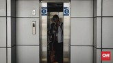 Selain area parkir motor, di sisi utara stasiun terdapat halte transjakarta sebagai halte integrasi antarmoda yang menghubungkan Stasiun Cakung dengan Terminal Pulo Gebang. (CNN Indonesia/Adhi Wicaksono)