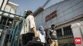 Calon penumpang mulai mengikuti uji coba fasilitas baru Stasiun Cakung, Jakarta, Selasa, 9 Oktober 2018. (CNN Indonesia/Adhi Wicaksono)