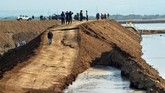 Tanggul sepanjang 200 meter di tempat itu ambles dengan kedalaman sekitar 5 meter akibat meluapnya lumpur di kolam penampungan dan penurunan tanah (subsidence). (ANTARA FOTO/Umarul Faruq)
