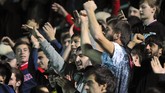 Sejumlah suporter mencoba untuk turun ke lapangan demi bisa lebih dekat dengan Khabib Nurmagomedov. (REUTERS/Said Tsarnayev)