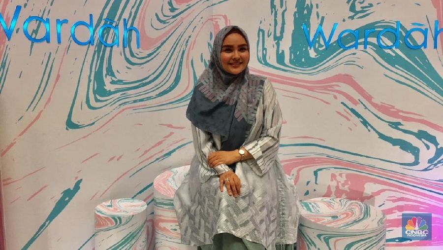 Hijab designer lokal bisa jadi investasi, bila bosan bisa dijual dengan harga jutaan. 